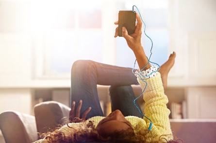 Moun k ap itilize telefòn ak ekoutè ki gen fil